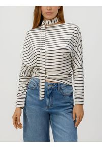 Reserved - Longsleeve z wiązanym szalem - złamana biel. Materiał: dzianina, wiskoza. Długość rękawa: długi rękaw #1