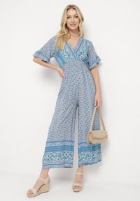Born2be - Niebieski Bawełniany Kombinezon z Gumkami w Pasie i Kopertowym Dekoltem Zapinany z Tyłu na Guziki Lorrania. Okazja: na co dzień. Kolor: niebieski. Materiał: bawełna. Długość rękawa: krótki rękaw. Długość: krótkie. Styl: wizytowy, casual, elegancki #1
