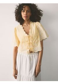 Reserved - Bluzka z ażurowymi detalami - jasnożółty. Kolor: żółty. Materiał: bawełna, tkanina. Wzór: ażurowy #1