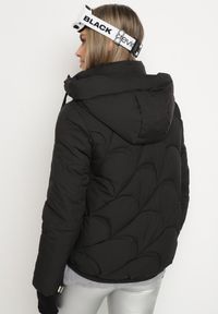 Born2be - Czarna Pikowana Kurtka o Pudełkowym Kroju z Kapturem i Ściągaczami Selizola. Okazja: na spacer. Typ kołnierza: kaptur. Kolor: czarny. Materiał: skóra, jeans. Styl: sportowy #3