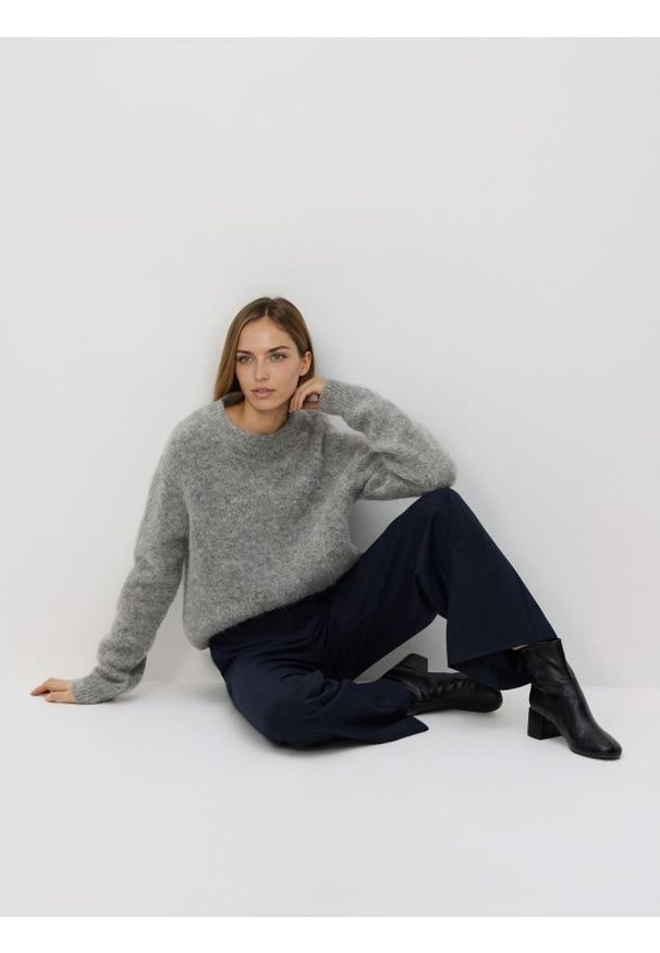 Reserved - Szerokie spodnie z kantem - granatowy. Kolor: niebieski. Materiał: tkanina, wiskoza