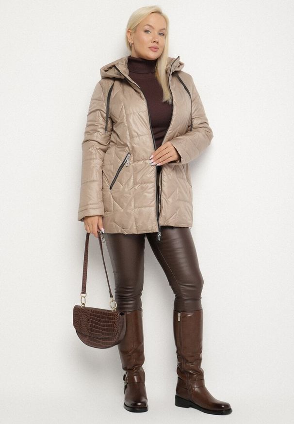 Born2be - Beżowa Pikowana Kurtka Ozdobiona Pikowaniem z Odpinanym Kapturem Falerosa. Okazja: na spacer, na co dzień. Kolekcja: plus size. Kolor: beżowy. Materiał: jeans. Wzór: aplikacja. Styl: casual