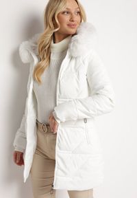 Born2be - Biała Kurtka w Geometryczne Pikowanie z Kapturem i Futerkiem Bellinae. Typ kołnierza: kaptur. Kolor: biały. Materiał: futro. Wzór: geometria #4
