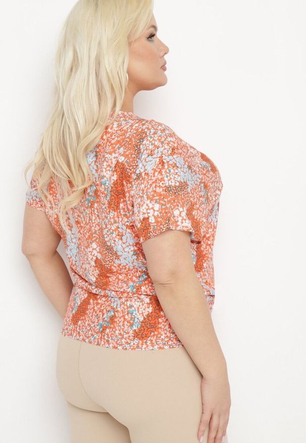 Born2be - Pomarańczowa Bluzka z Wiskozy z Koronkowym Wykończeniem Dekoltu V Ageskilla. Okazja: na co dzień. Typ kołnierza: dekolt w kształcie V. Kolekcja: plus size. Kolor: pomarańczowy. Materiał: koronka, wiskoza. Długość rękawa: krótki rękaw. Długość: krótkie. Styl: casual, elegancki
