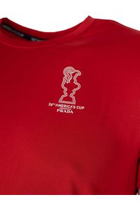 North Sails X Prada T-shirt "Foehn" | 45 2302 000 | T-shirt Foehn | Mężczyzna | Czerwony. Okazja: na co dzień. Kolor: czerwony. Materiał: poliester. Wzór: nadruk, aplikacja. Styl: casual #6