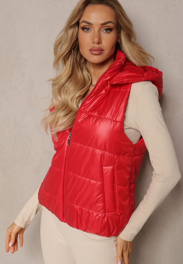 Renee - Czerwona Kamizelka z Odpinanym Kapturem i Ozdobnym Pikowaniem Akkendia. Kolor: czerwony