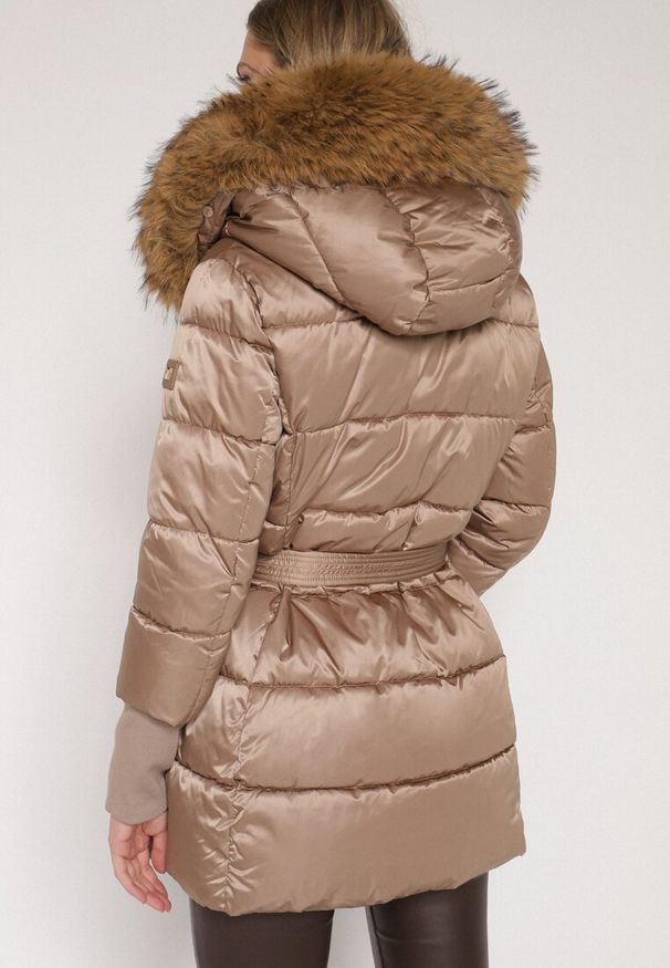 Born2be - Ciemnobeżowa Kurtka z Pikowanymi Przeszyciami Paskiem i Kapturem z Futrem Lidanessa. Okazja: na co dzień. Kolor: beżowy. Materiał: futro. Styl: casual