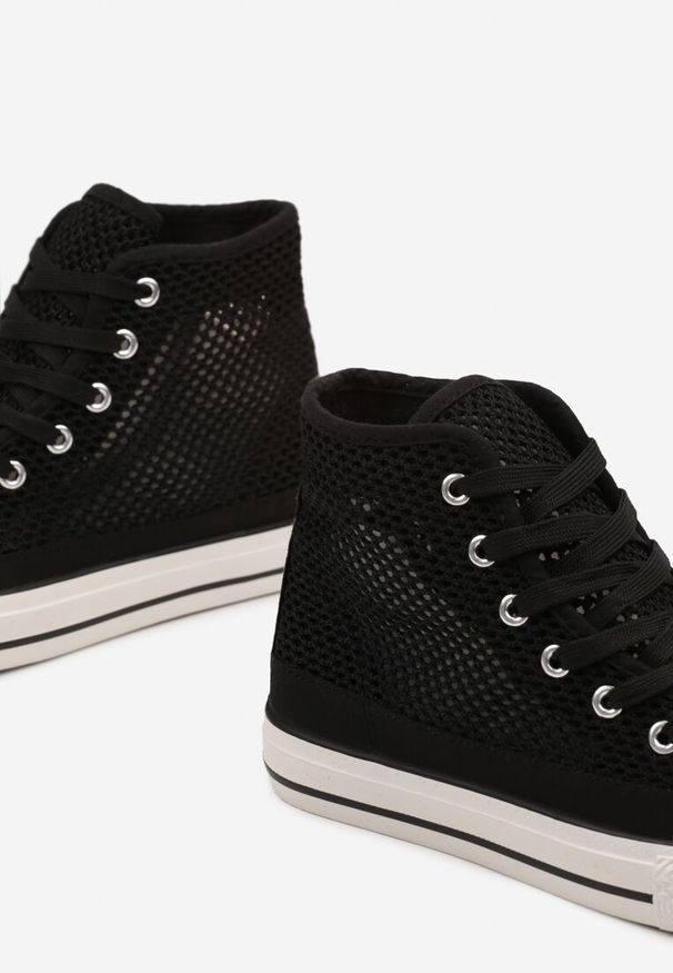 Renee - Czarne Trampki za Kostkę z Perforacją Welagia. Okazja: na spacer, na co dzień. Nosek buta: okrągły. Zapięcie: sznurówki. Kolor: czarny. Wysokość cholewki: za kostkę. Materiał: materiał, dresówka. Obcas: na obcasie. Styl: casual, klasyczny. Wysokość obcasa: niski