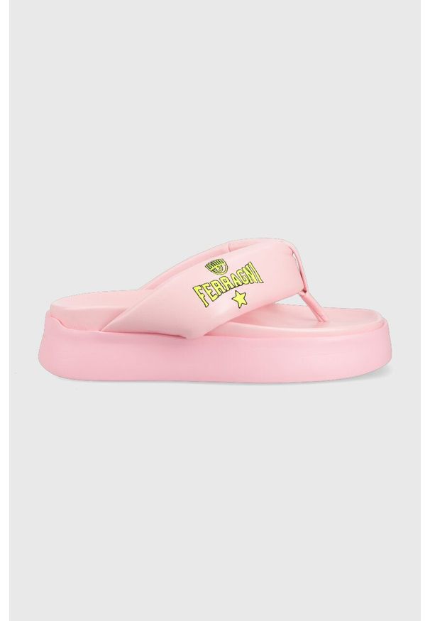 Chiara Ferragni japonki CF3149_012 damskie kolor różowy na platformie CF PLATFORM FLIP FLOP. Kolor: różowy. Materiał: materiał. Obcas: na platformie