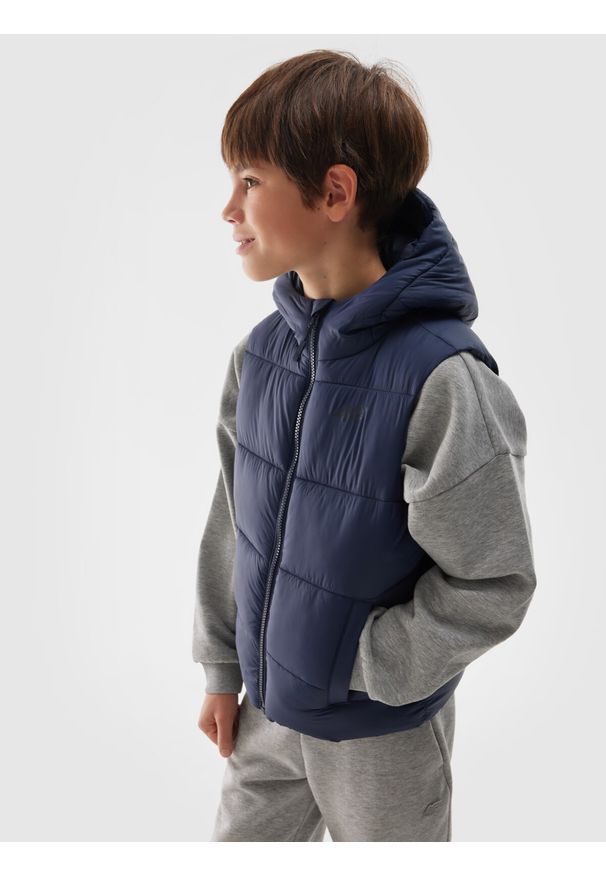 4f - 4F Bezrękawnik puchowy pikowany z kapturem chłopięcy - granatowy 152 (11-12 lat). Okazja: na co dzień. Typ kołnierza: kaptur. Kolor: niebieski. Długość: krótkie. Wzór: gładki. Materiał: puch. Długość rękawa: bez rękawów. Sezon: lato. Styl: klasyczny, casual, sportowy