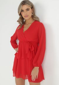 Born2be - Czerwona Sukienka Sharpblaze. Kolor: czerwony. Materiał: materiał, tkanina. Długość rękawa: długi rękaw. Typ sukienki: kopertowe. Długość: mini #1