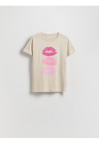 Reserved - Bawełniany t-shirt z nadrukiem - beżowy. Kolor: beżowy. Materiał: bawełna. Wzór: nadruk