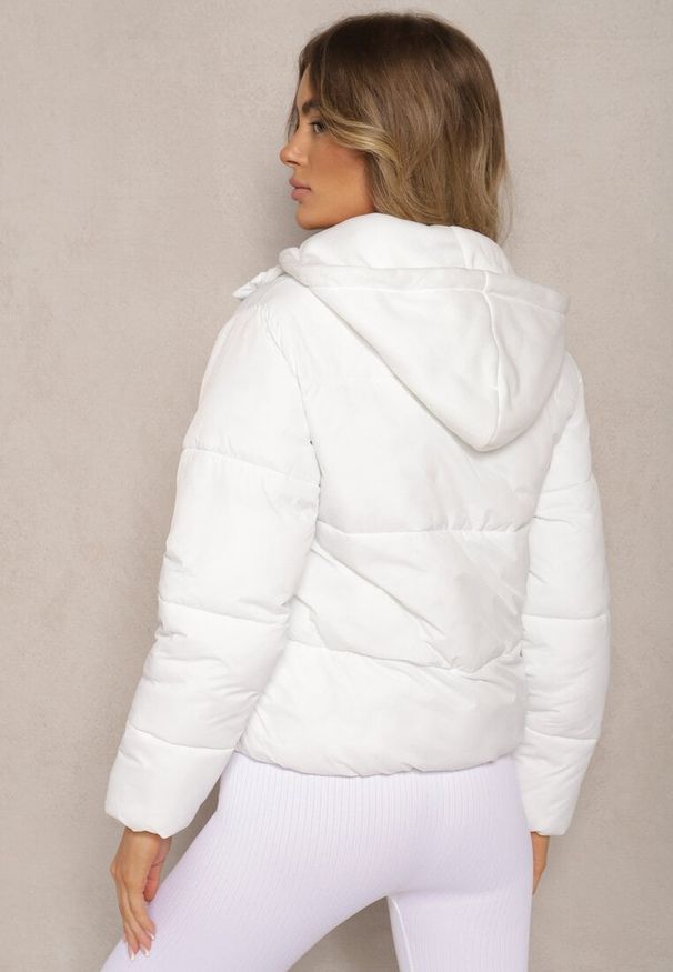 Renee - Biała Kurtka Pikowana Wykończona Kapturem Aviatoria. Okazja: na co dzień, do pracy. Kolor: biały. Materiał: jeans. Styl: elegancki, casual