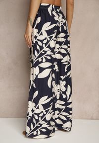 Renee - Granatowe Szerokie Spodnie z Wiskozy High Waist w Kwiatowy Wzór Elaneora. Okazja: na co dzień. Stan: podwyższony. Kolor: niebieski. Materiał: wiskoza. Wzór: kwiaty. Styl: elegancki, casual