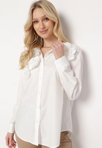 Born2be - Biała Koszula z Ozdobnymi Naszytymi Kwiatami Ernna. Kolor: biały. Wzór: aplikacja, kwiaty. Styl: klasyczny, elegancki #5