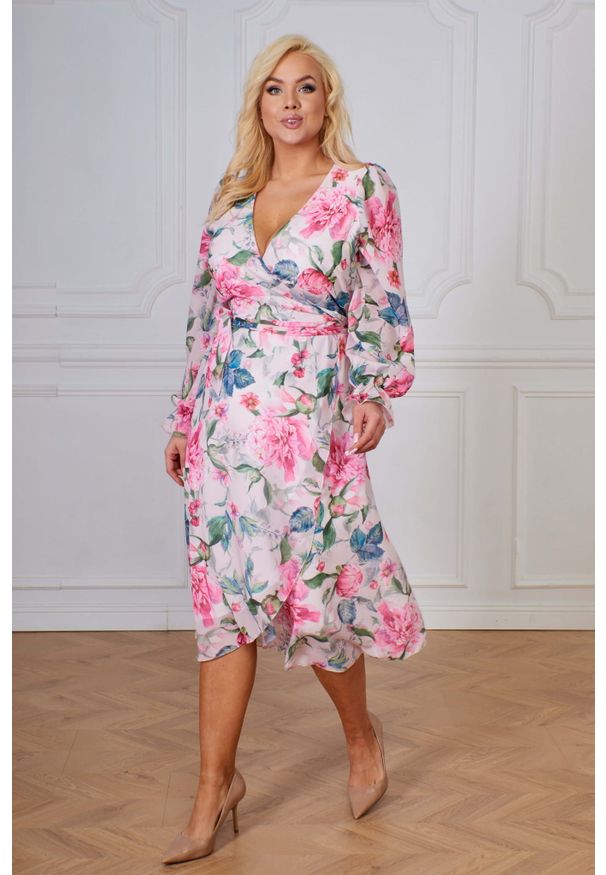 Moda Size Plus Iwanek - Koktajlowa sukienka Sofia w kwiaty PLUS SIZE XXL. Typ kołnierza: dekolt w kształcie V. Kolekcja: plus size. Materiał: tkanina, poliester, elastan. Wzór: kwiaty. Sezon: wiosna. Typ sukienki: dla puszystych. Styl: wizytowy. Długość: midi