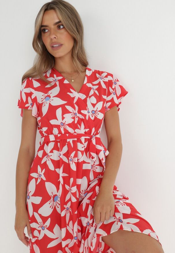 Born2be - Czerwona Sukienka Marrie. Kolor: czerwony. Materiał: materiał. Długość rękawa: krótki rękaw. Wzór: kwiaty. Sezon: lato. Typ sukienki: kopertowe. Długość: maxi