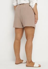 Born2be - Ciemnobeżowe Szorty z Wiskozą i Wiązaniem Sarumia. Okazja: na co dzień. Kolor: beżowy. Materiał: wiskoza. Sezon: lato. Styl: casual #5