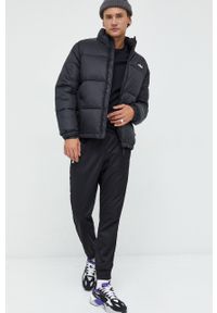Fila kurtka męska kolor czarny zimowa. Kolor: czarny. Materiał: syntetyk. Sezon: zima #5