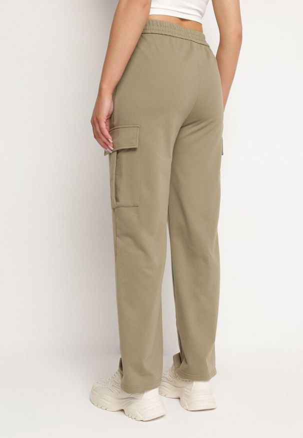 Born2be - Zielone Bawełniane Spodnie z Gumką w Pasie i Kieszeniami Typu Cargo Kalanielle. Okazja: na co dzień. Kolor: zielony. Materiał: bawełna. Styl: elegancki, casual
