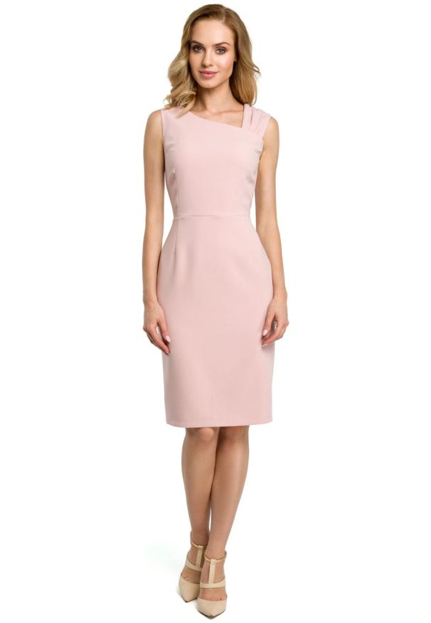 Sukienki.shop - Sukienka elegancka ołówkowa z asymetrycznym dekoltem pudrowy róż. Okazja: na co dzień, na imprezę. Typ kołnierza: dekolt w kształcie V. Kolor: różowy. Materiał: materiał, tkanina, wiskoza, wełna. Wzór: gładki. Typ sukienki: asymetryczne, ołówkowe. Styl: elegancki. Długość: midi
