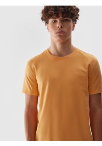 4f - T-shirt regular gładki męski - łososiowy. Okazja: na co dzień. Kolor: pomarańczowy. Materiał: jersey, bawełna, dzianina. Długość rękawa: krótki rękaw. Długość: krótkie. Wzór: gładki. Styl: casual, sportowy