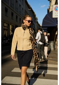 MOODO - Gładka kurtka beżowa. Kolor: beżowy. Materiał: poliester, elastan. Wzór: gładki #1