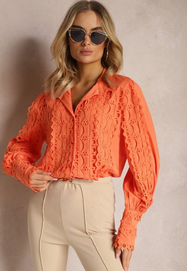 Renee - Pomarańczowa Ażurowa Koszula z Elegancką Stójką Manuella. Typ kołnierza: kołnierzyk stójkowy. Kolor: pomarańczowy. Długość: długie. Wzór: ażurowy. Styl: elegancki