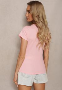 Renee - Jasnoróżowy T-shirt z Bawełny z Krótkim Rękawem i Ozdobną Koronką przy Dekolcie Comelina. Okazja: na co dzień, do pracy. Kolor: różowy. Materiał: bawełna, koronka. Długość rękawa: krótki rękaw. Długość: krótkie. Wzór: koronka. Styl: klasyczny, casual #4
