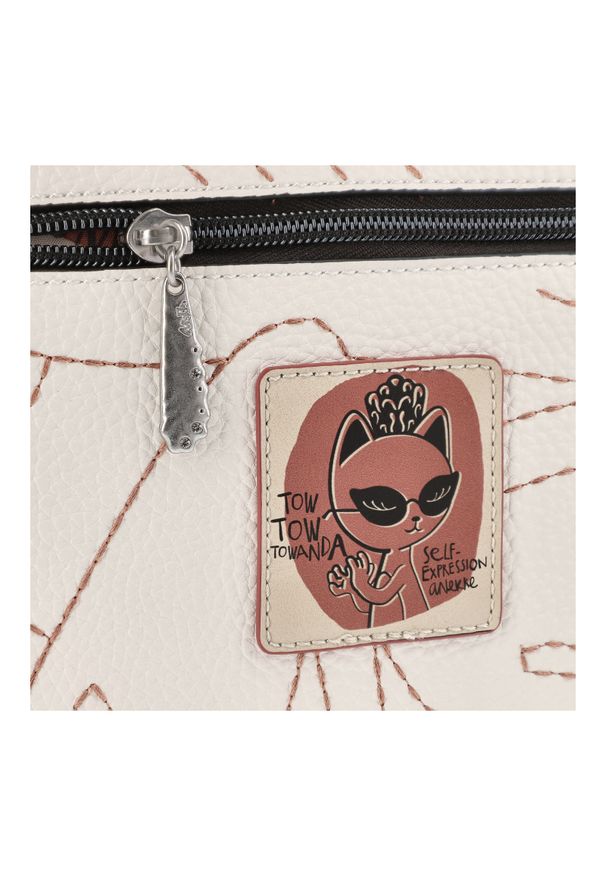 Pomarańczowa Elegancka Listonoszka Damska Anekke Z Serii Alma. Kolor: pomarańczowy. Wzór: aplikacja, napisy. Materiał: zdobione. Styl: elegancki