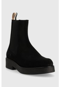 BOSS sztyblety zamszowe Chris damskie kolor czarny na płaskim obcasie. Nosek buta: okrągły. Kolor: czarny. Materiał: zamsz. Obcas: na obcasie. Wysokość obcasa: niski #3
