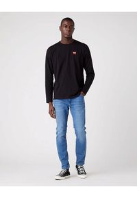 Wrangler - WRANGLER LS SIGN OFF TEE MĘSKA KOSZULKA Z DŁUGIM RĘKAWEM LOGO BLACK W70KD3100. Długość rękawa: długi rękaw. Długość: długie