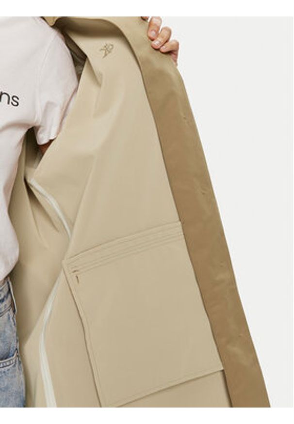 Calvin Klein Jeans Płaszcz przejściowy J20J224080 Beżowy Regular Fit. Kolor: beżowy. Materiał: syntetyk