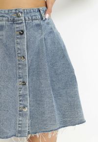 Born2be - Niebieska Spódnica Jeansowa z Zakładkami Ameliena. Kolor: niebieski. Materiał: jeans. Wzór: aplikacja. Styl: elegancki #3