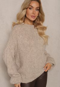 Renee - Beżowy Klasyczny Sweter z Wełną i Wiskozą o Luźnym Kroju Omethea. Okazja: na co dzień, na spacer. Kolor: beżowy. Materiał: wełna, wiskoza. Długość rękawa: długi rękaw. Długość: długie. Styl: klasyczny