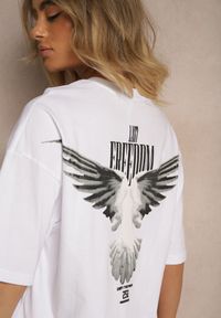 Renee - Biała Koszulka T-shirt Ozdobiona Nadrukiem na Plecach Arilora. Kolor: biały. Wzór: aplikacja, nadruk