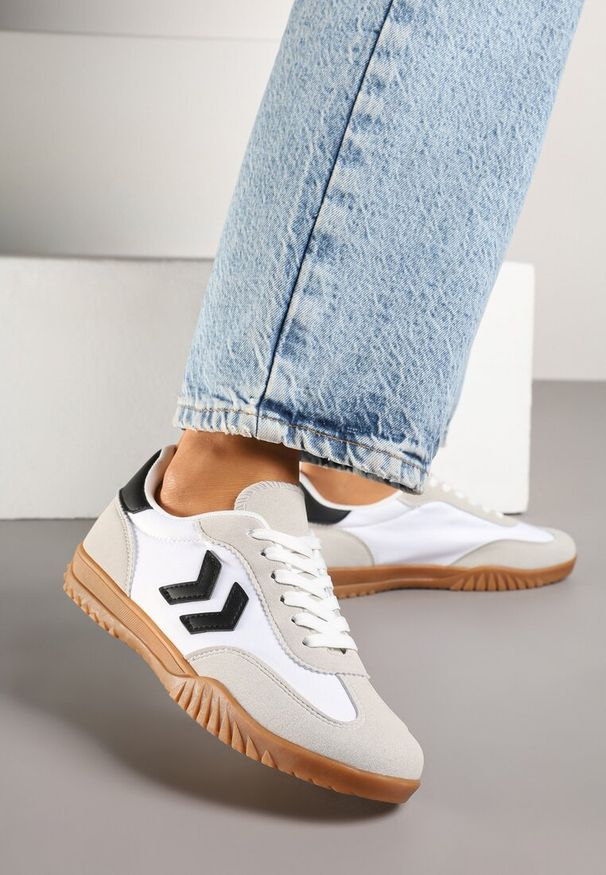 Born2be - Białe Sneakersy w Stylu Klasycznych Tenisówek z Ozdobnymi Przeszyciami Napilia. Okazja: na spotkanie biznesowe. Kolor: biały. Materiał: jeans, skóra