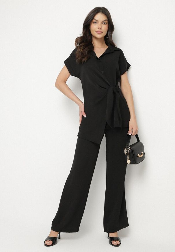 Born2be - Czarny Komplet Koszula z Asymetrycznym Wiązaniem i Szerokie Spodnie Filivara. Kolor: czarny