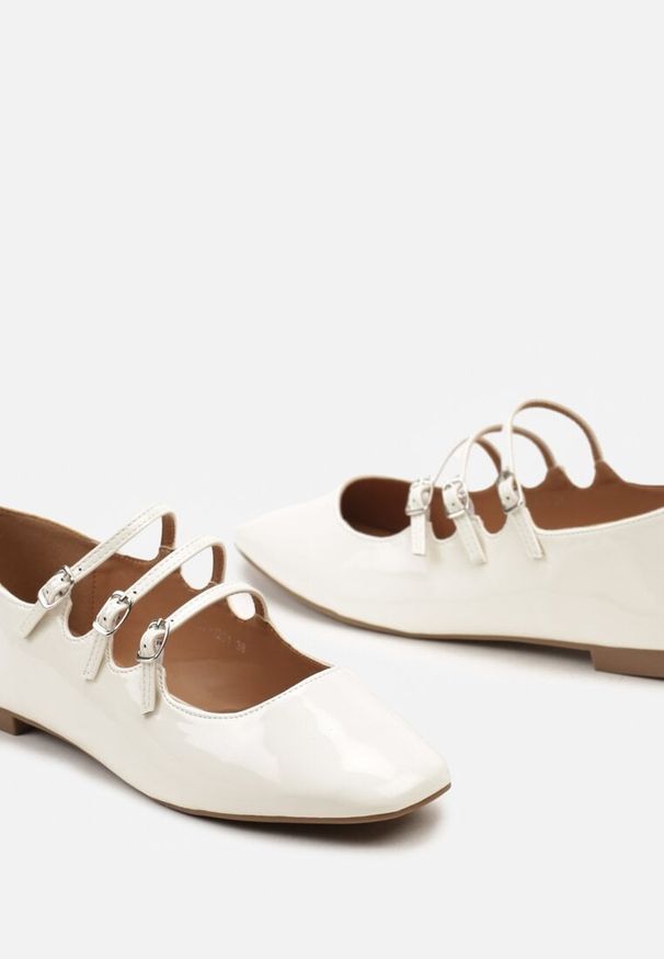 Born2be - Białe Balerinki z Lakierowanej Ekoskóry Zapinane na Sprzączki Ajevia. Zapięcie: sprzączka. Kolor: biały. Materiał: lakier. Wzór: paski. Obcas: na obcasie. Styl: elegancki. Wysokość obcasa: niski
