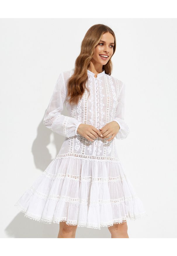 GADO GADO - Bawełniana biała sukienka mini. Kolor: biały. Materiał: bawełna. Wzór: aplikacja, haft. Typ sukienki: rozkloszowane. Długość: mini