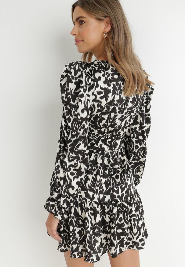 Born2be - Czarna Sukienka Taliowana Idios. Kolor: czarny. Materiał: tkanina, satyna. Styl: elegancki. Długość: mini