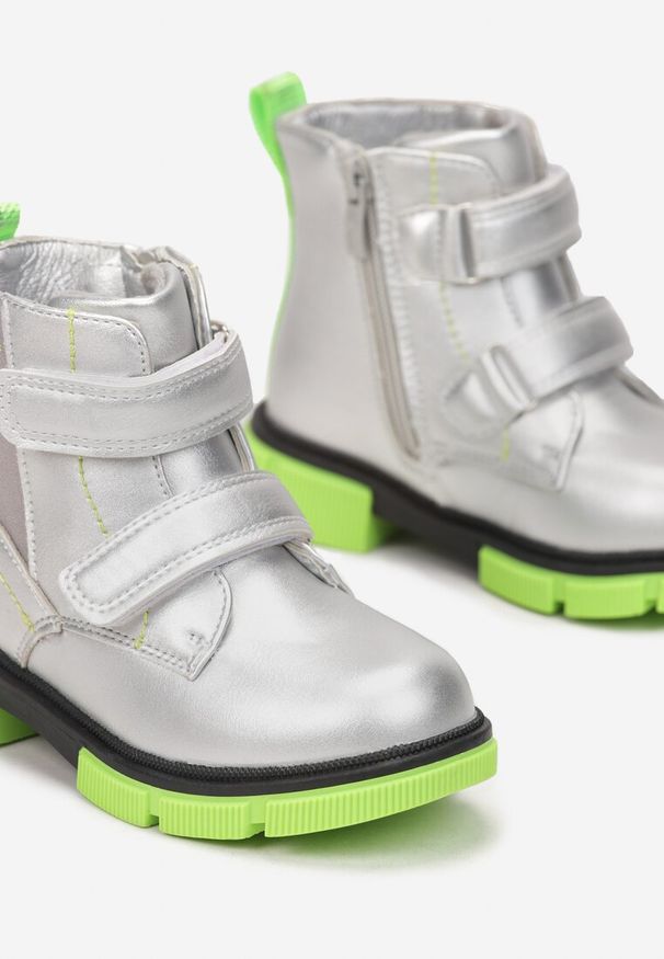 Born2be - Srebrne Botki Kalereia. Wysokość cholewki: za kostkę. Zapięcie: rzepy. Kolor: srebrny. Materiał: skóra. Szerokość cholewki: normalna. Wzór: aplikacja, kolorowy