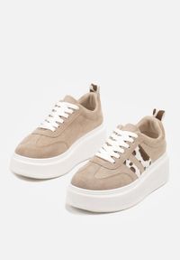 Born2be - Ciemnobeżowe Sneakersy Kultowe Tenisówki na Platformie z Koturnem i Paskami Ozdobionymi Wzorem w Łaty Elisara. Nosek buta: okrągły. Zapięcie: pasek. Kolor: beżowy. Materiał: materiał. Wzór: aplikacja. Obcas: na koturnie. Wysokość obcasa: niski #6