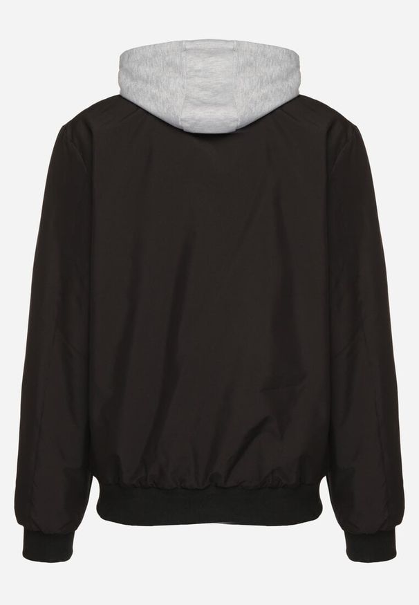 Born2be - Czarna Kurtka Bomberka Zapinana na Napy Wykończona Ściągaczem Nevelisea. Okazja: na co dzień. Kolor: czarny. Materiał: jeans. Styl: elegancki, casual, sportowy