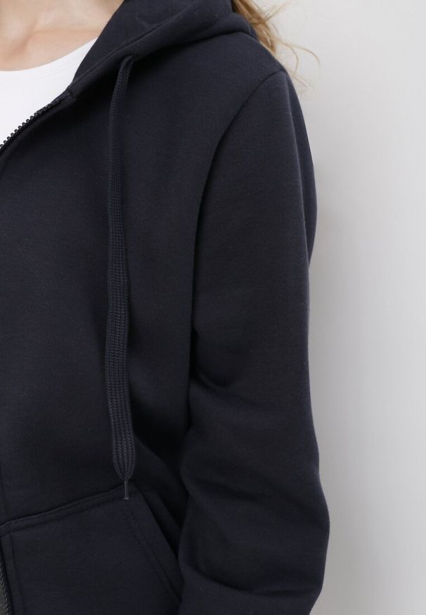 Born2be - Granatowa Bluza z Kapturem Zapinana na Suwak Bran. Okazja: na co dzień, na spacer. Typ kołnierza: kaptur. Kolor: niebieski. Materiał: polar, jeans, materiał. Długość rękawa: długi rękaw. Długość: długie. Styl: casual, elegancki