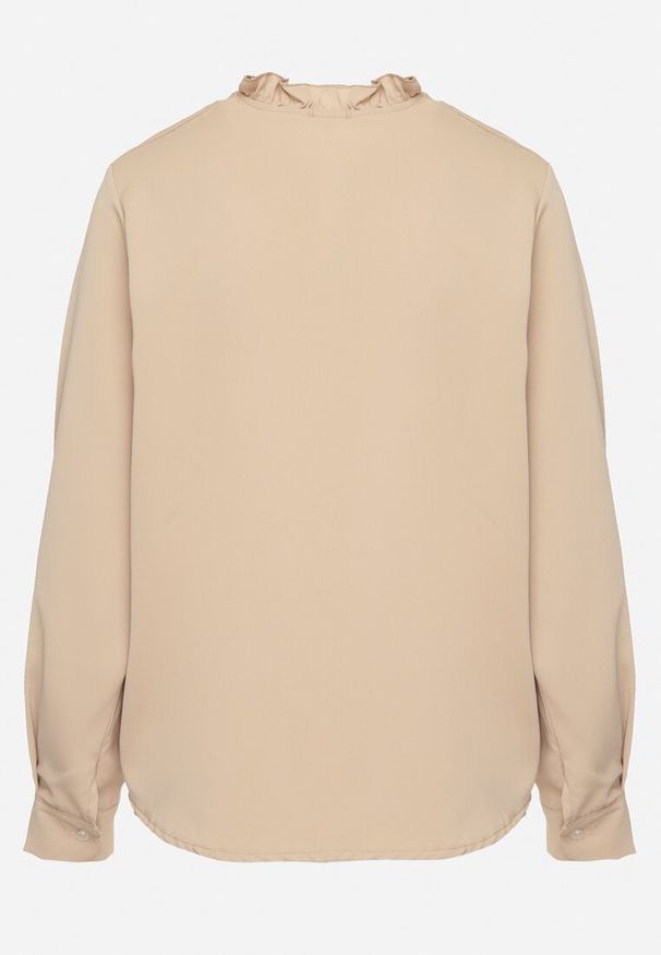 Born2be - Ciemnobeżowa Bluzka z Dekoltem w Serek i Stójką z Falbanką Davisora. Okazja: na randkę, na spotkanie biznesowe, do pracy. Typ kołnierza: kołnierzyk stójkowy, dekolt w serek. Kolor: beżowy. Długość rękawa: długi rękaw. Długość: długie. Wzór: aplikacja. Styl: biznesowy, elegancki