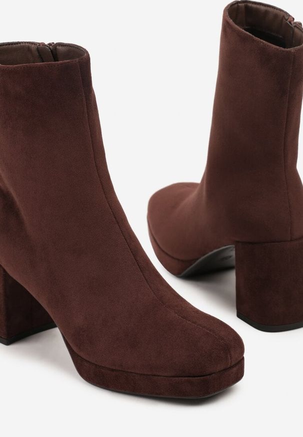 Renee - Brązowe Botki Vices na Platformie i Słupku Ozdobione z Kwadratowym Noskiem Faleanna. Okazja: na co dzień. Zapięcie: zamek. Kolor: brązowy. Materiał: jeans. Wzór: aplikacja. Obcas: na platformie. Styl: casual