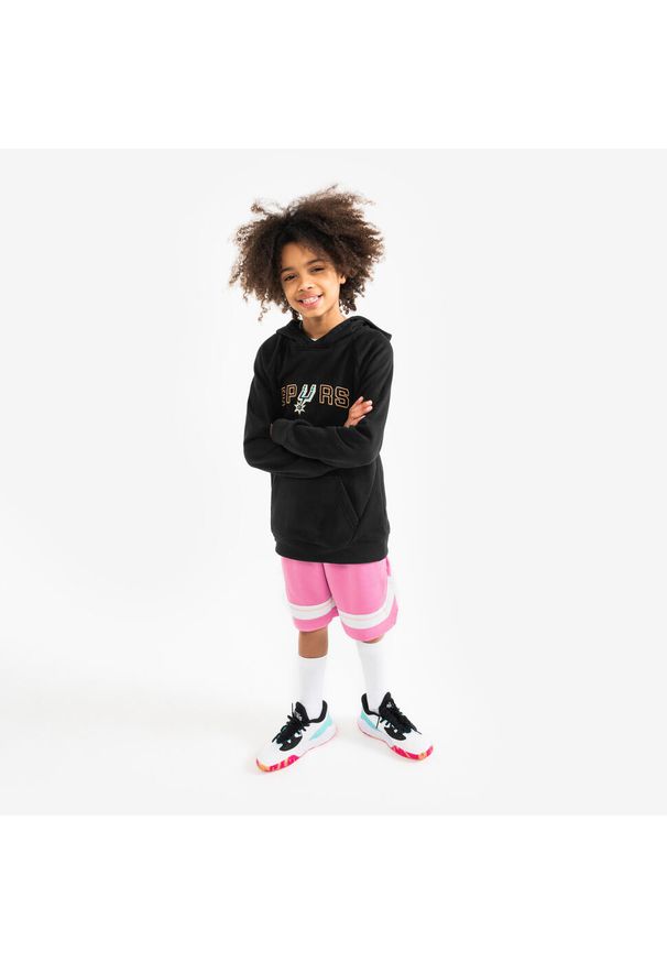 TARMAK - Bluza z kapturem do koszykówki dla dzieci Tarmak NBA 900 San Antonio Spurs. Typ kołnierza: kaptur. Kolor: wielokolorowy, czarny. Materiał: materiał, tkanina. Sport: koszykówka
