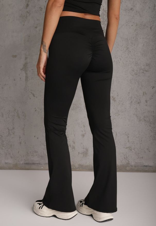 Renee - Czarne Legginsy Flare High Waist Ozdobione z Tyłu Modelującym Marszczeniem Deinoreia. Okazja: na co dzień. Stan: podwyższony. Kolor: czarny. Wzór: aplikacja. Styl: elegancki, casual