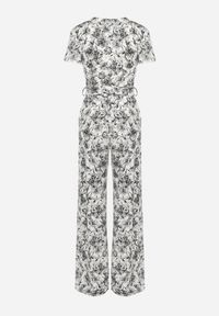 Born2be - Biało-Czarny Kombinezon w Kwiaty z Krótkim Rękawem i Dekoltem w Serek z Długimi Nogawkami Nestaanne. Okazja: na co dzień. Kolor: biały. Materiał: jeans. Długość rękawa: krótki rękaw. Długość: krótkie. Wzór: kwiaty. Styl: wizytowy, casual, elegancki #6